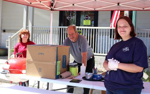 From left, Sandi Fallin, Captain Jack Fallin and Jessica Childers provide curbside service at Captain Jack’s Smokehouse in Fernandina Beach. BETH JONES/NEWS-LEADER