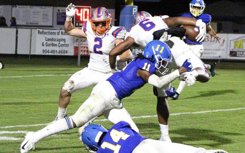 Willie Coleman and Andre Lucas try to tackle a Bulldog. BETH JONES/NEWS-LEADER