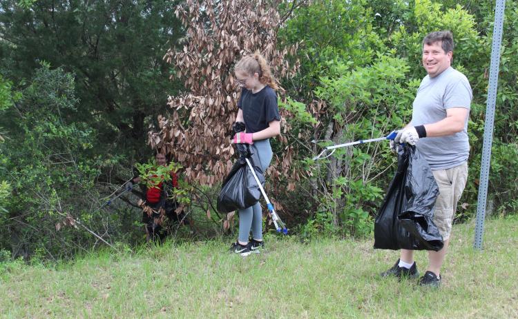 Julia Roberts/News-Leader Hundreds of Florida and Georgia residents participated in the St. Marys River Cleanup effort Saturday that was sponsored by the St. Marys Riverkeeper and Keep Nassau Beautiful.
